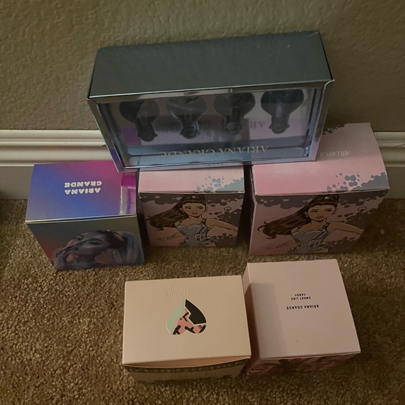 Ariana grande perfume boxes - Picture 2 of 3